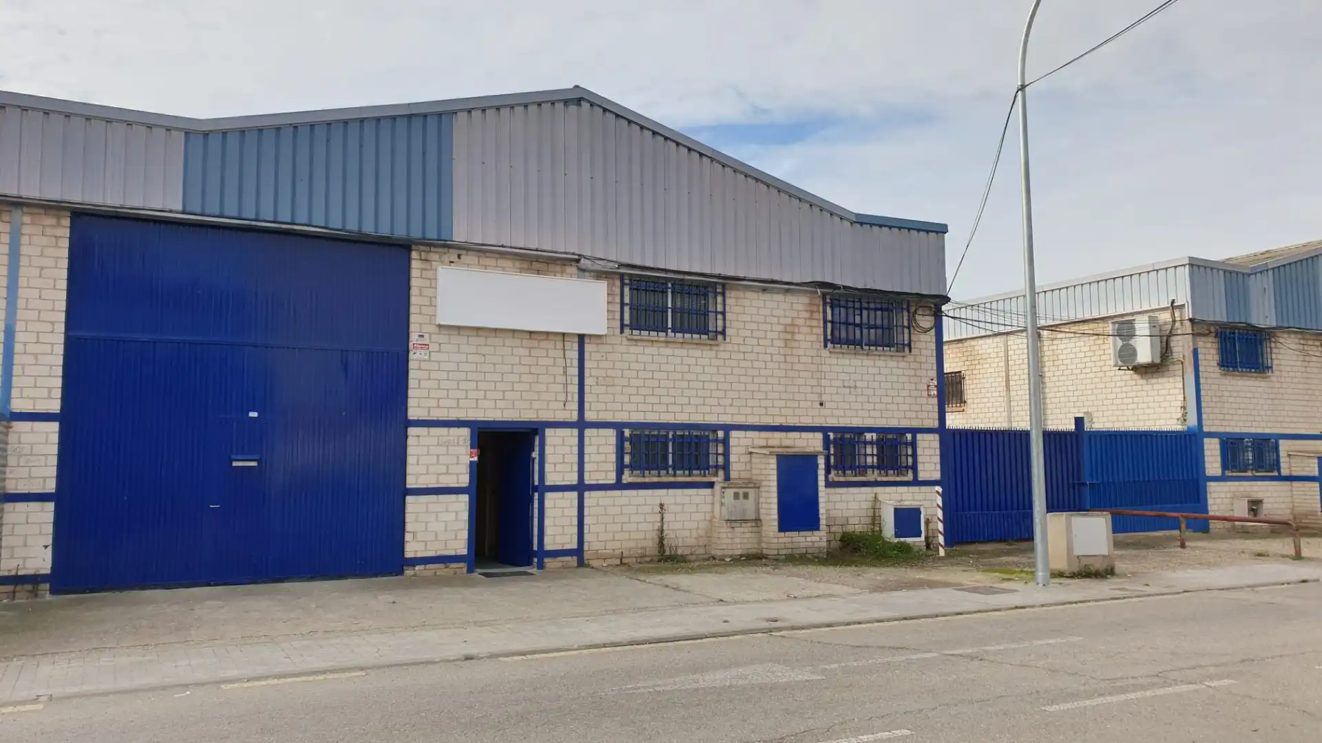 Außenansicht von Fabrikhallen zum Verkauf in Daganzo de Arriba