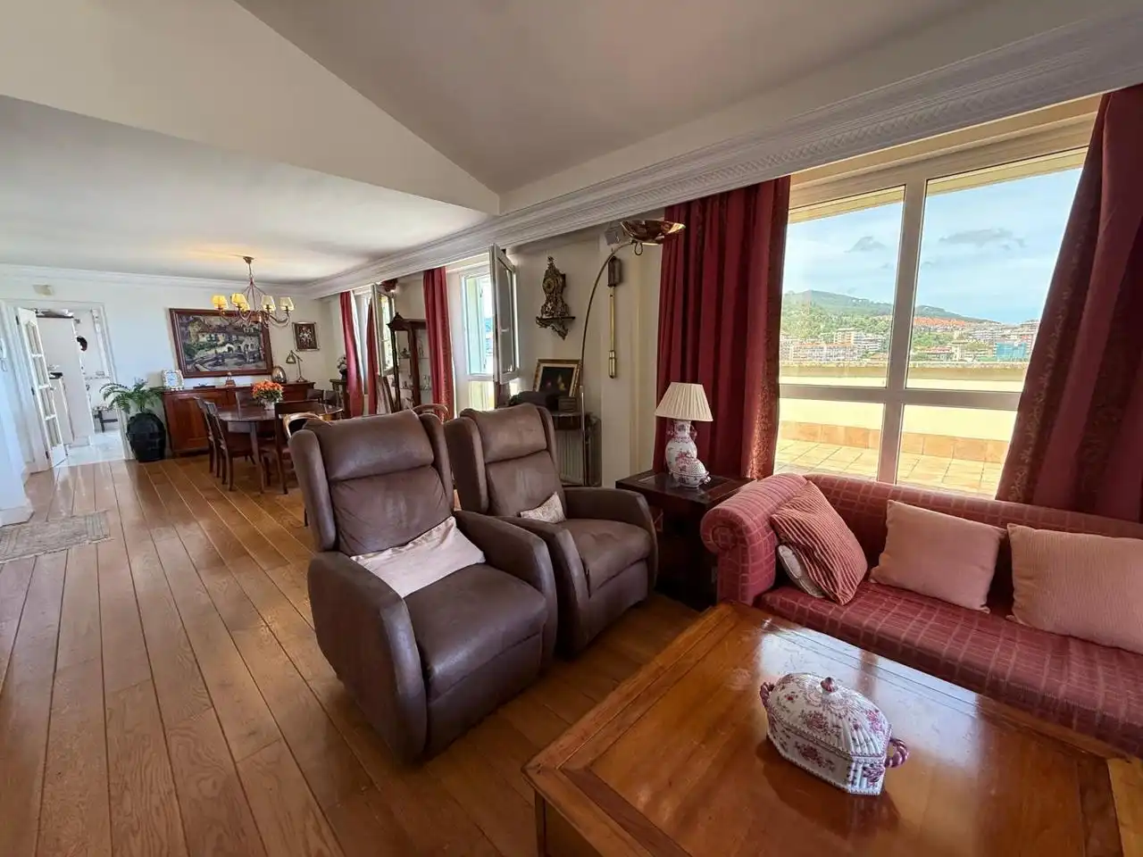 Sala de estar de Ático en venta en Castro-Urdiales con Calefacción, Parquet y Terraza