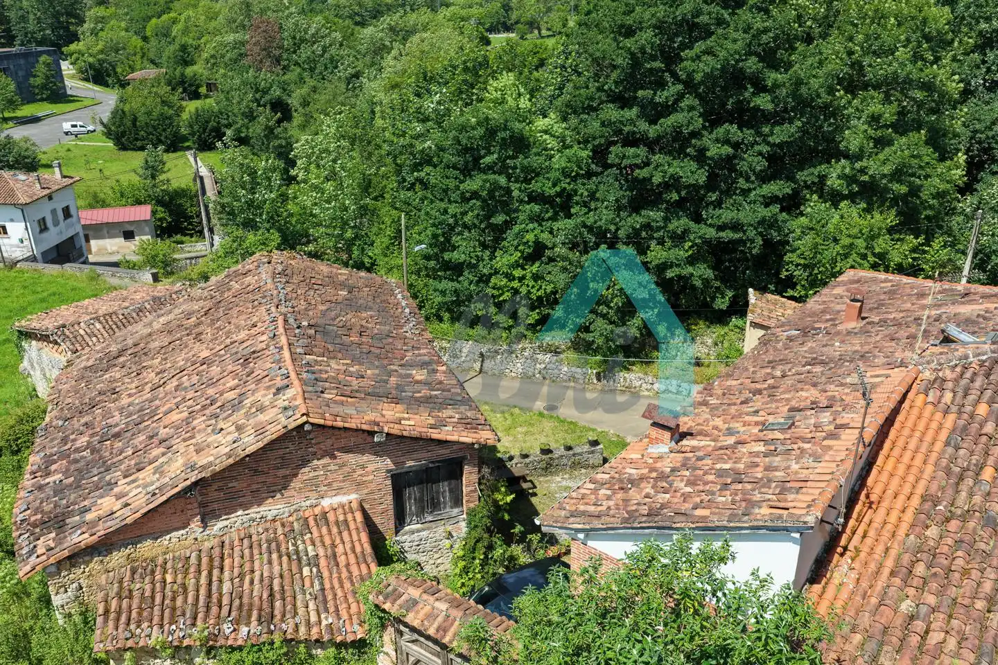 Außenansicht von Einfamilien-Reihenhaus zum Verkauf in Onís mit Heizung, Abstellraum und Balkon