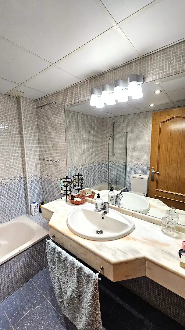 Baño de Casa adosada en venta en Zaragoza con Aire acondicionado, Calefacción y Jardín privado