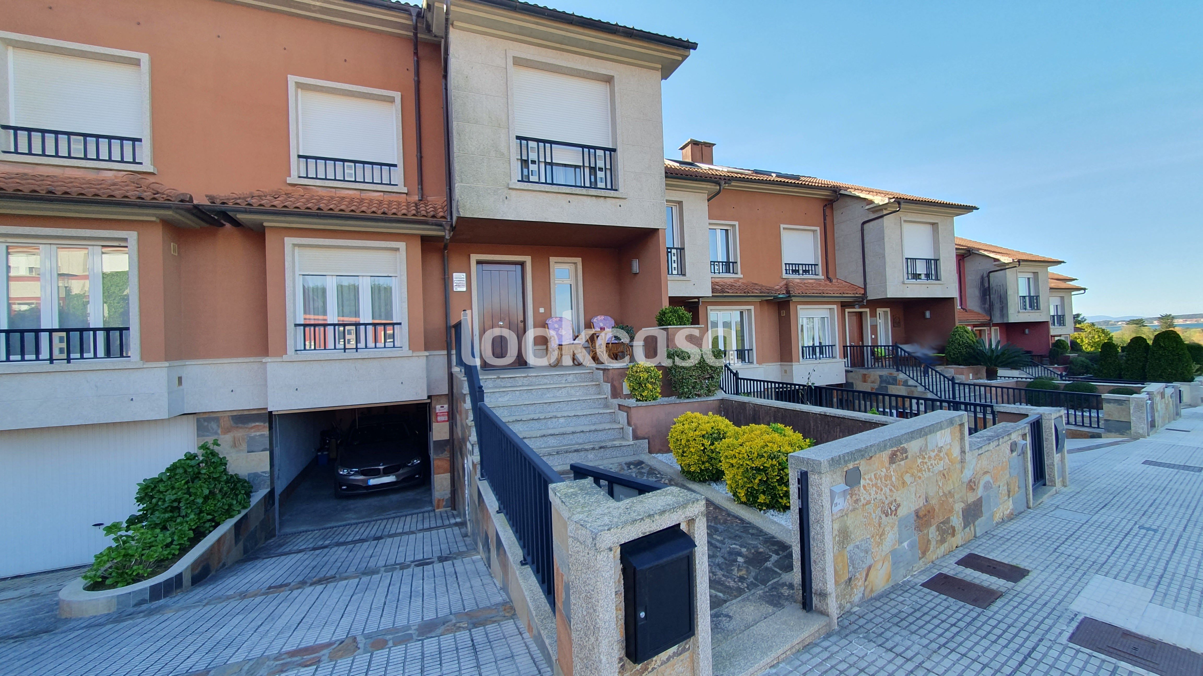 Vista exterior de Casa o xalet en venda en Sanxenxo amb Calefacció, Jardí privat i Terrassa
