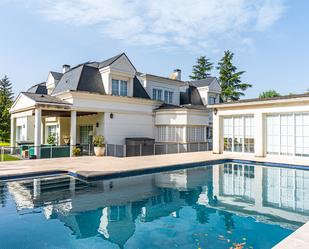 Vista exterior de Casa o xalet en venda en Las Rozas de Madrid amb Aire condicionat, Calefacció i Jardí privat