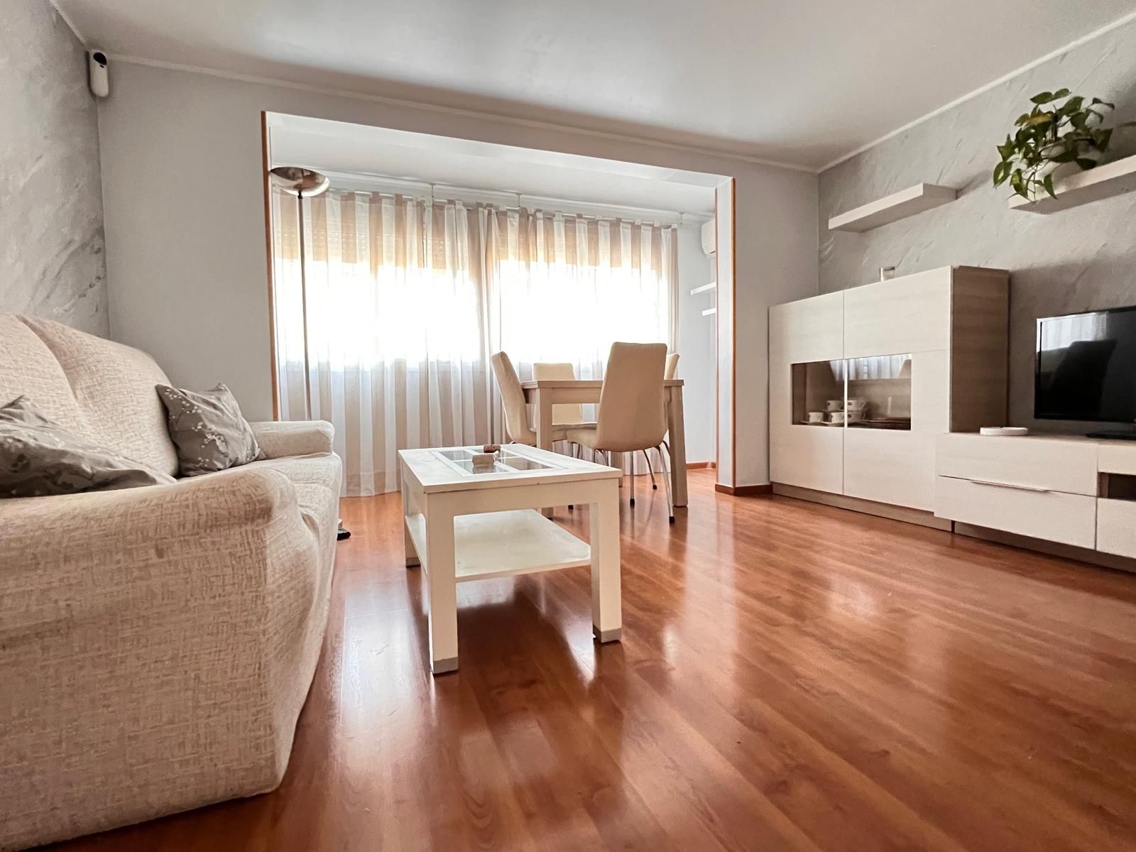 Living room of Flat for sale in Sabadell  with Air Conditioner, Parquet flooring and Furnished