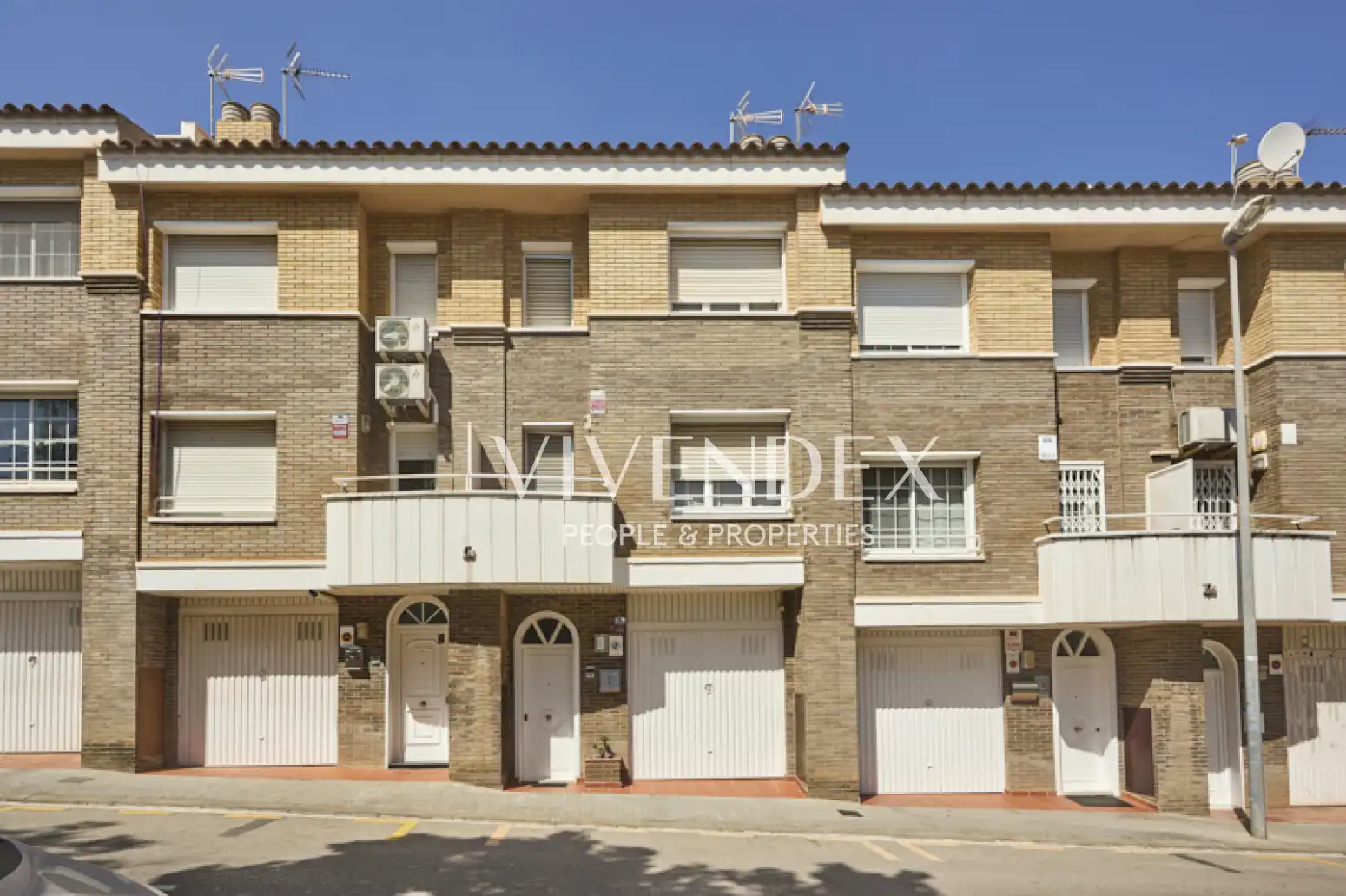 Vista exterior de Casa adosada en venta en Viladecans con Calefacción, Jardín privado y Terraza