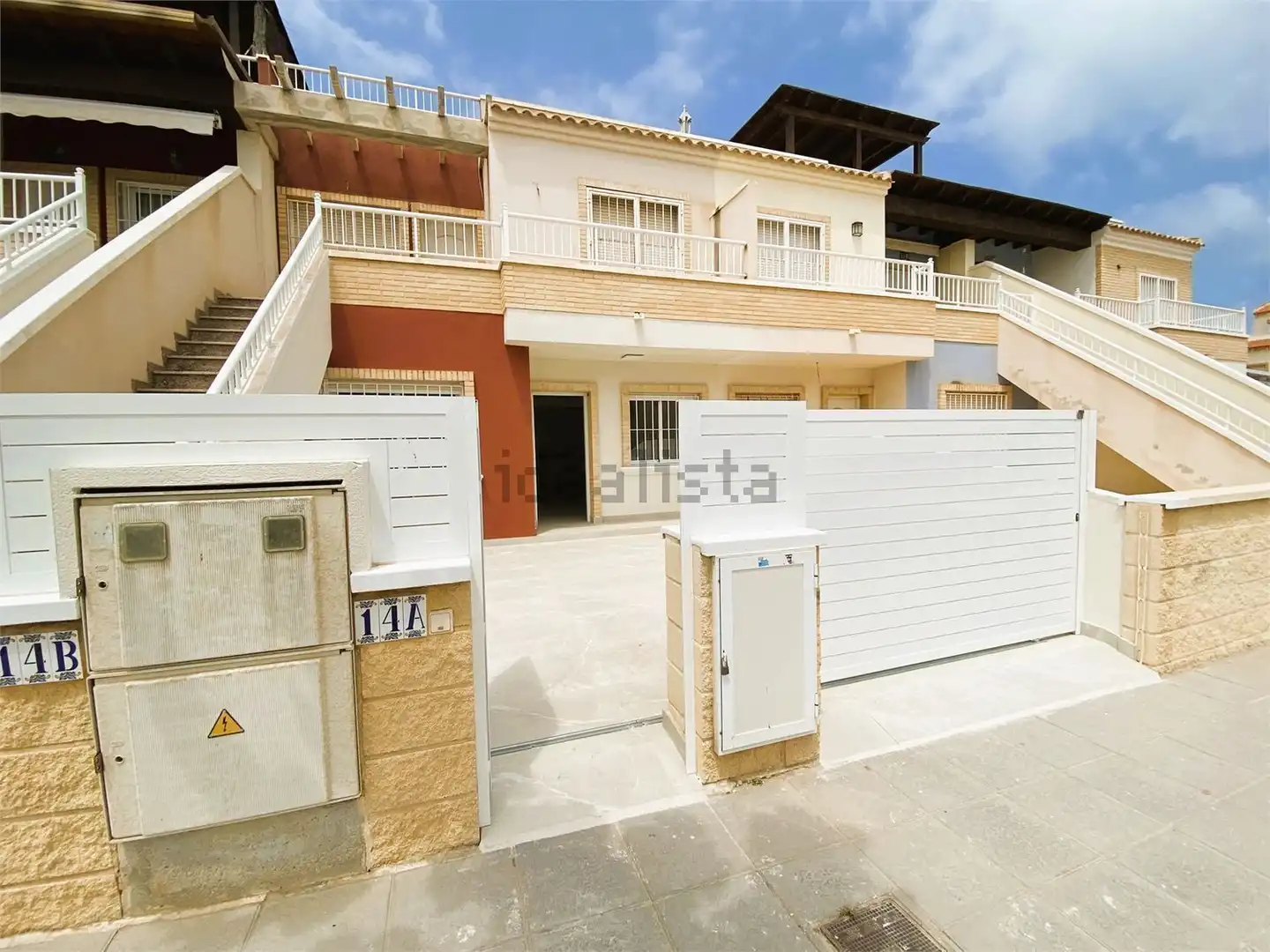 Vista exterior de Casa o xalet en venda en Pilar de la Horadada amb Aire condicionat, Jardí privat i Terrassa