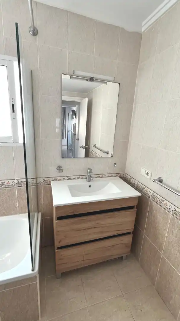 Bathroom of Flat for rent in Valencia  with Furnished, Oven and Washing machine