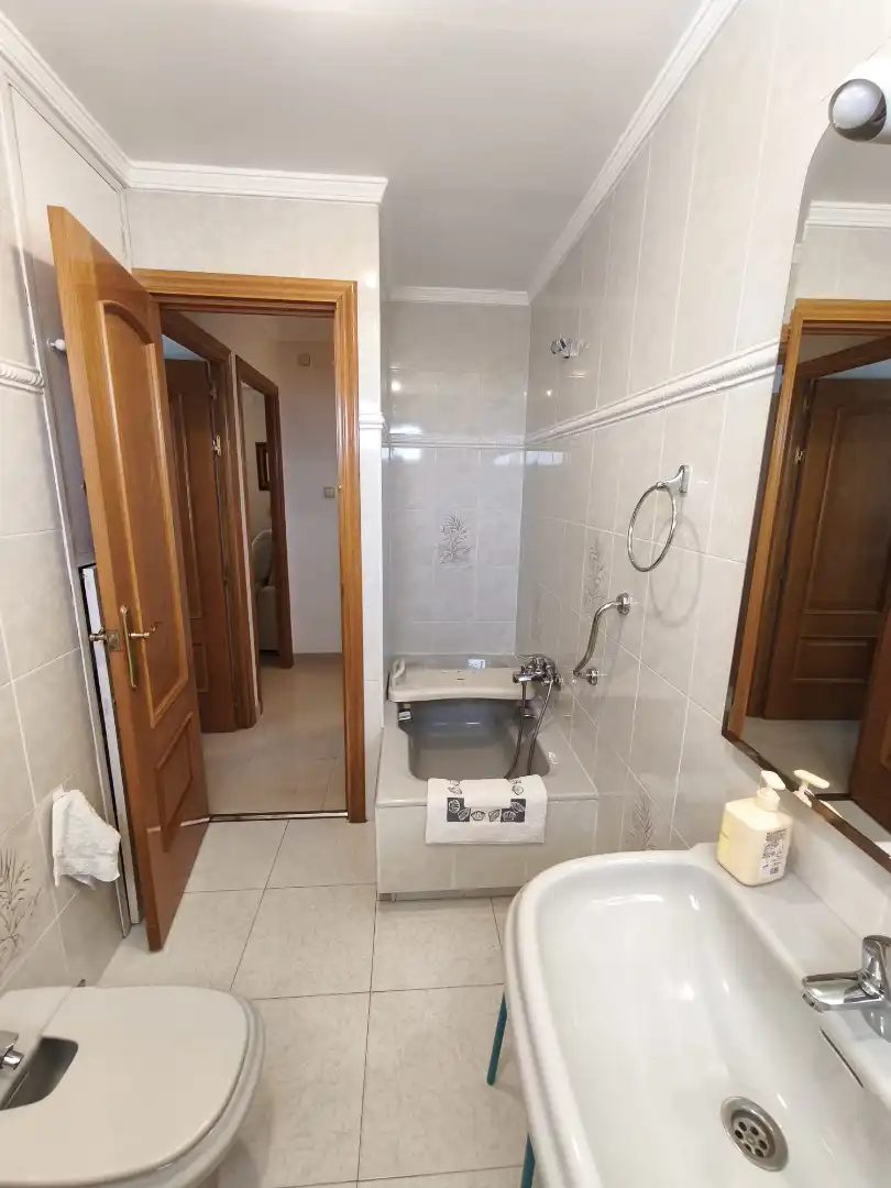 Badezimmer von Wohnung zur Miete in Sevilla mit Klimaanlage, Heizung und Terrasse
