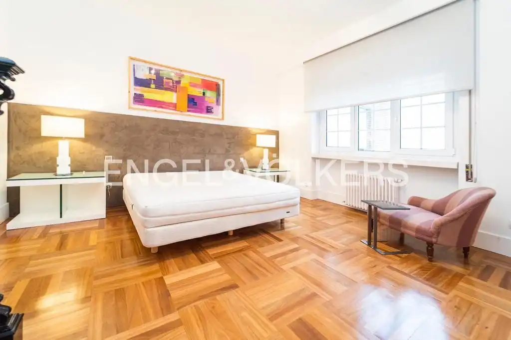 Außenansicht von Wohnung zur Miete in Madrid mit Klimaanlage, Heizung und Parkett