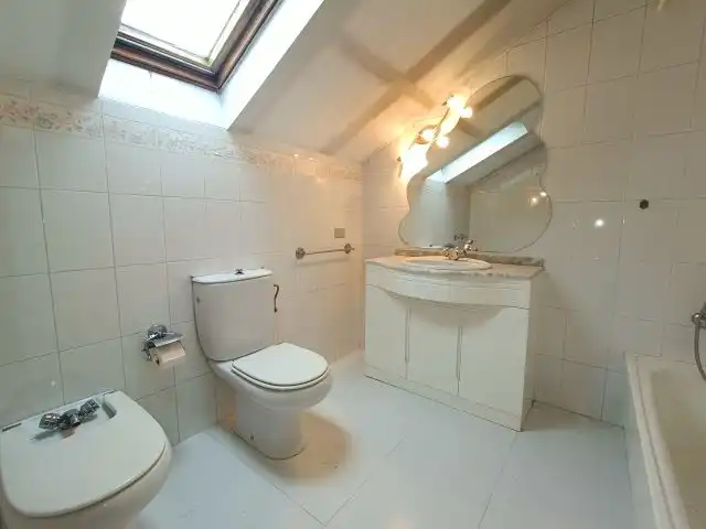 Baño de Casa o chalet en venta en Vigo  con Calefacción, Jardín privado y Parquet