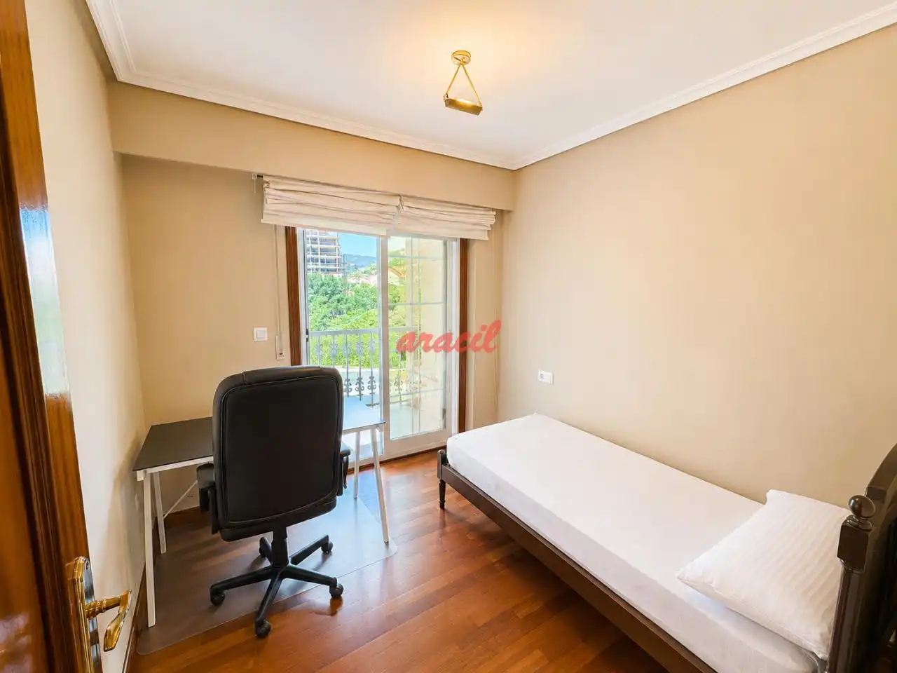 Dormitori de Apartament de lloguer en Ourense Capital  amb Calefacció, Moblat i Balcó