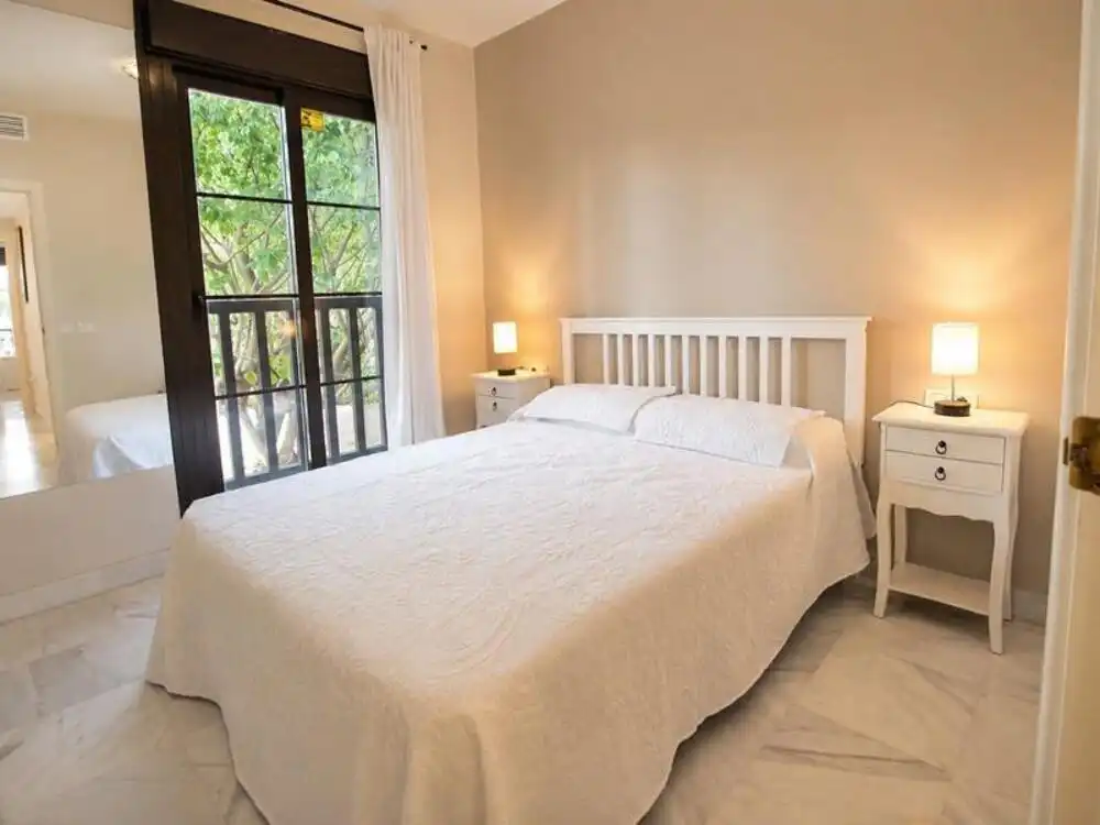 Dormitori de Apartament de lloguer en Estepona amb Aire condicionat, Terrassa i Piscina