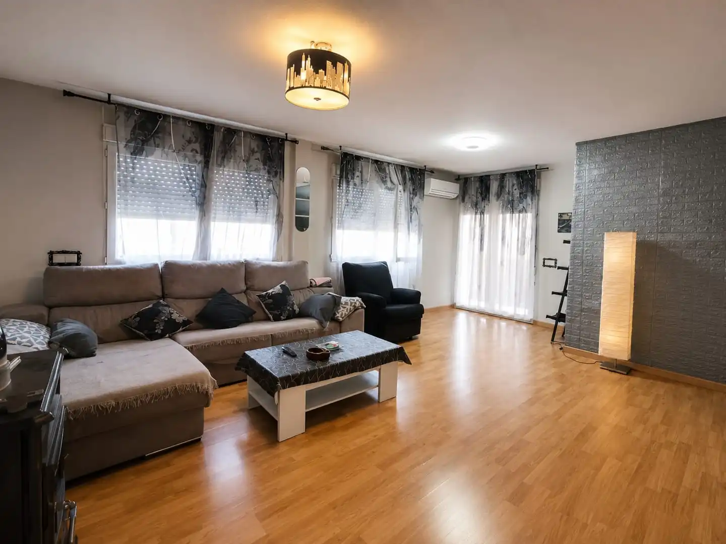 Sala d'estar de Casa adosada en venda en Illescas amb Aire condicionat, Calefacció i Jardí privat