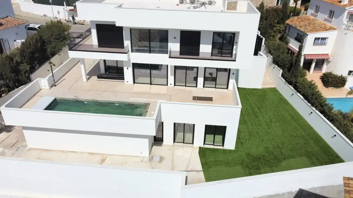 Detached house with pool for sale in Riviera del Sol