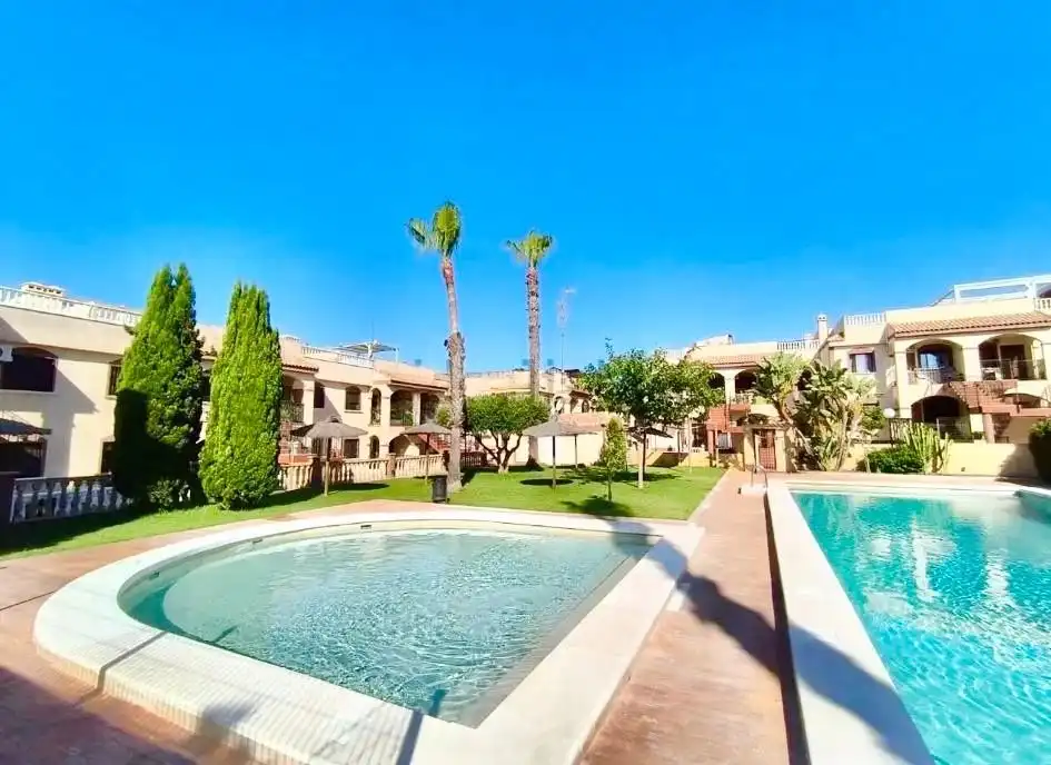 Piscina de Casa adosada de lloguer en Torrevieja amb Aire condicionat, Terrassa i Piscina