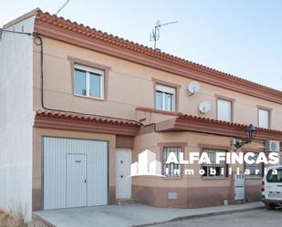 Vista exterior de Casa adosada en venda en Casasimarro amb Calefacció i Jardí privat