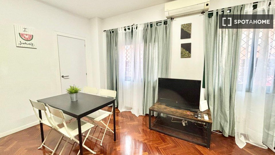 Exterior view of Flat to rent in  Madrid Capital  with Air Conditioner, Heating and Furnished