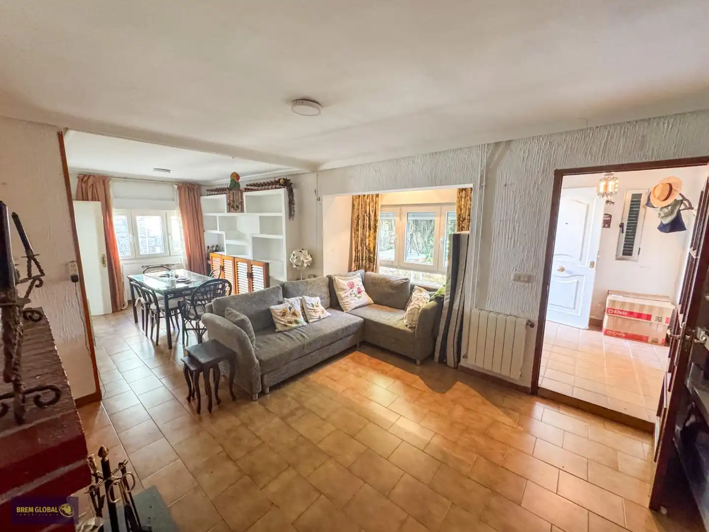 Sala d'estar de Casa adosada en venda en Buitrago del Lozoya amb Jardí privat, Traster i Moblat