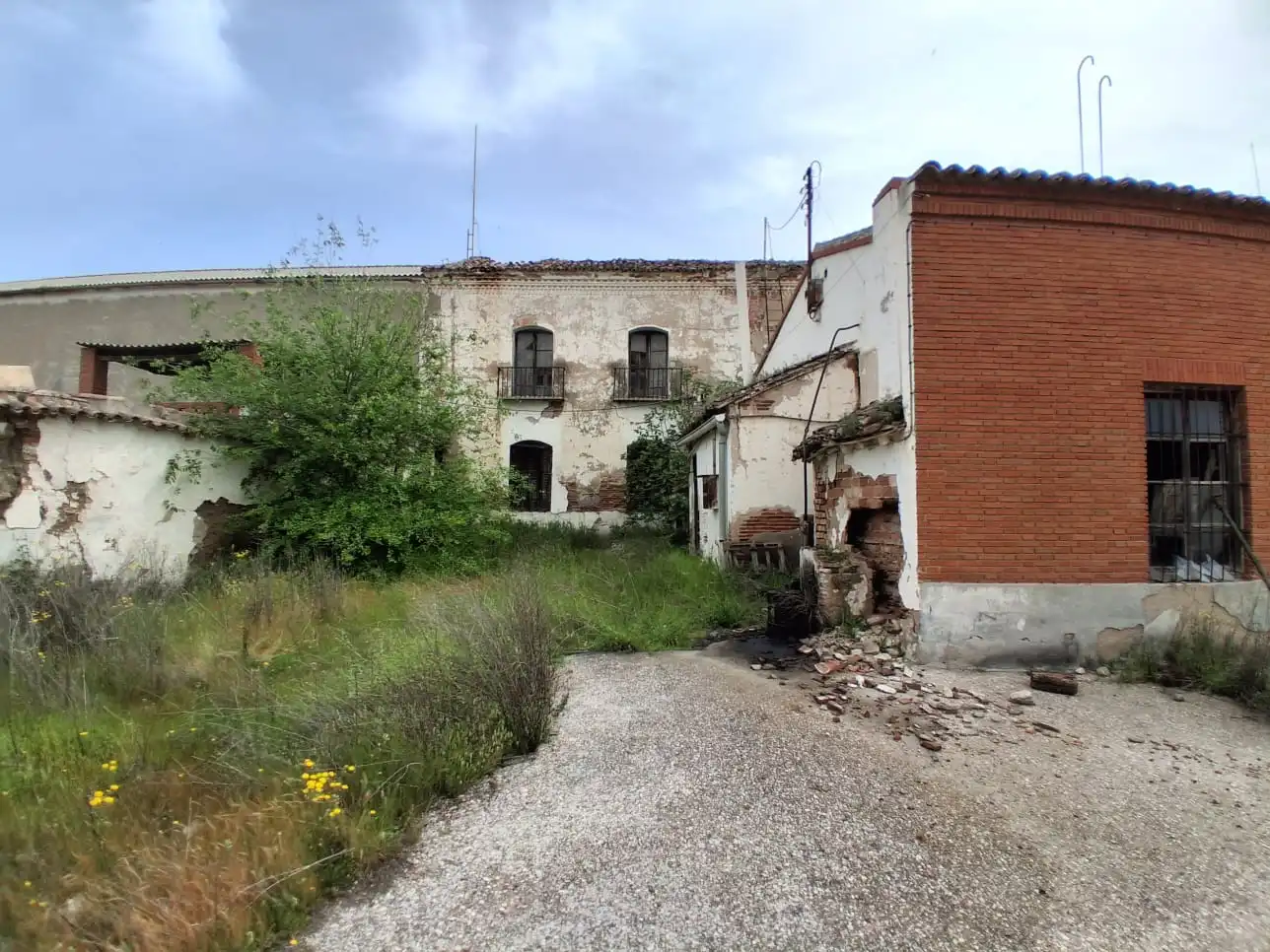 Vista exterior de Edifici en venda en Polán