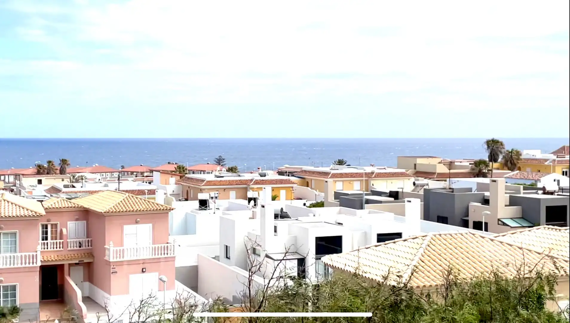 Vista exterior de Casa adosada en venda en Granadilla de Abona amb Jardí privat, Terrassa i Piscina