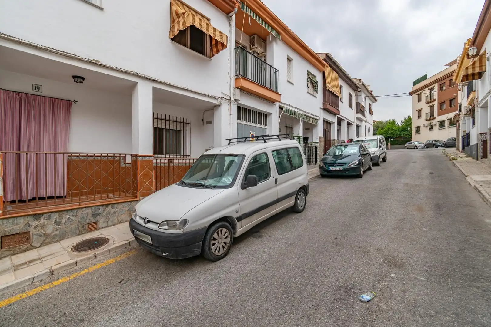 Vista exterior de Casa adosada en venda en La Zubia amb Terrassa