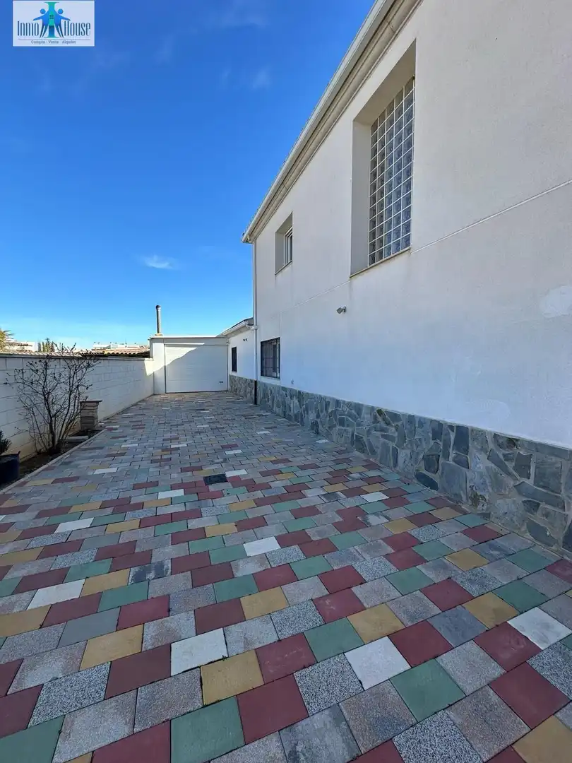 Vista exterior de Casa o xalet en venda en Albacete amb Aire condicionat, Jardí privat i Parquet