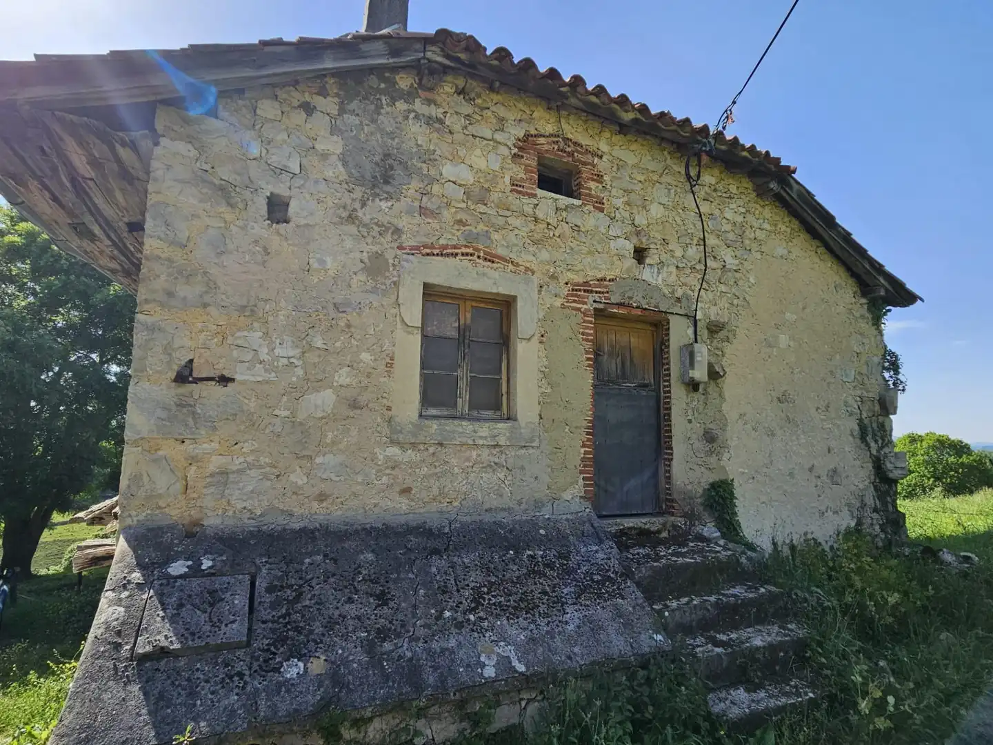 Außenansicht von Country house zum Verkauf in Belmonte de Miranda mit Privatgarten und Abstellraum