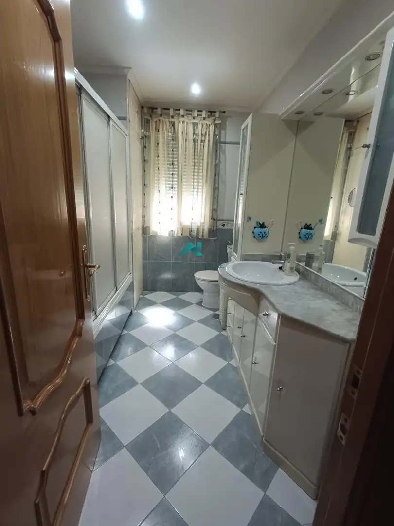 Badezimmer von Wohnung zum Verkauf in Torredonjimeno mit Klimaanlage, Terrasse und Möbliert