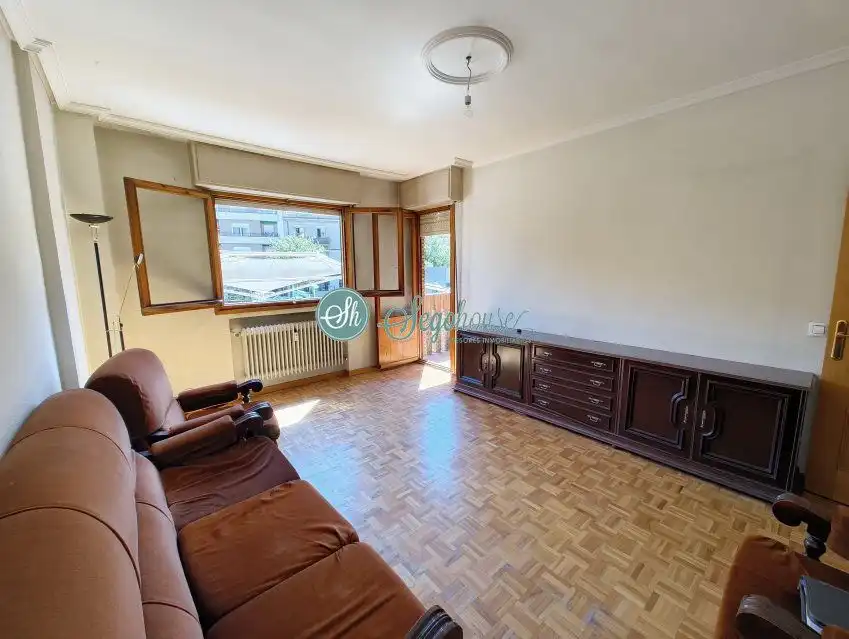 Sala de estar de Piso en venta en Segovia con Calefacción, Parquet y Trastero