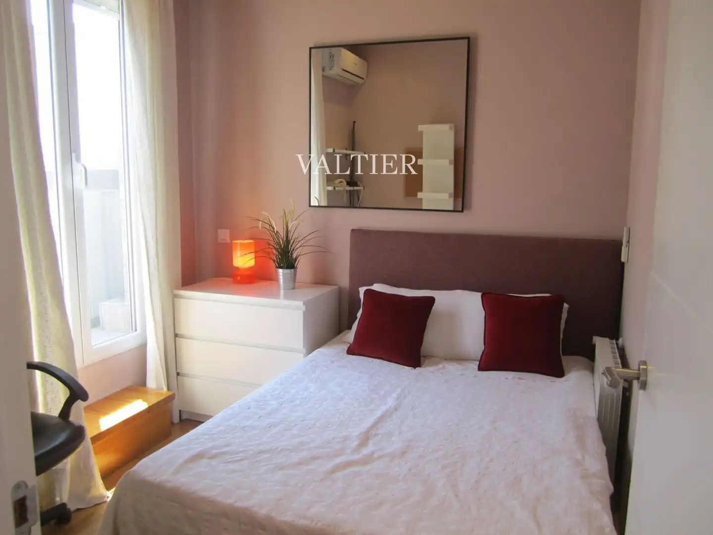 Schlafzimmer von Dachboden zur Miete in Madrid mit Klimaanlage, Terrasse und Möbliert