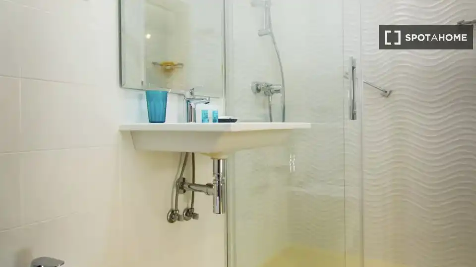 Bathroom of Study for share in Málaga  with Air Conditioner, Heating and Terrace
