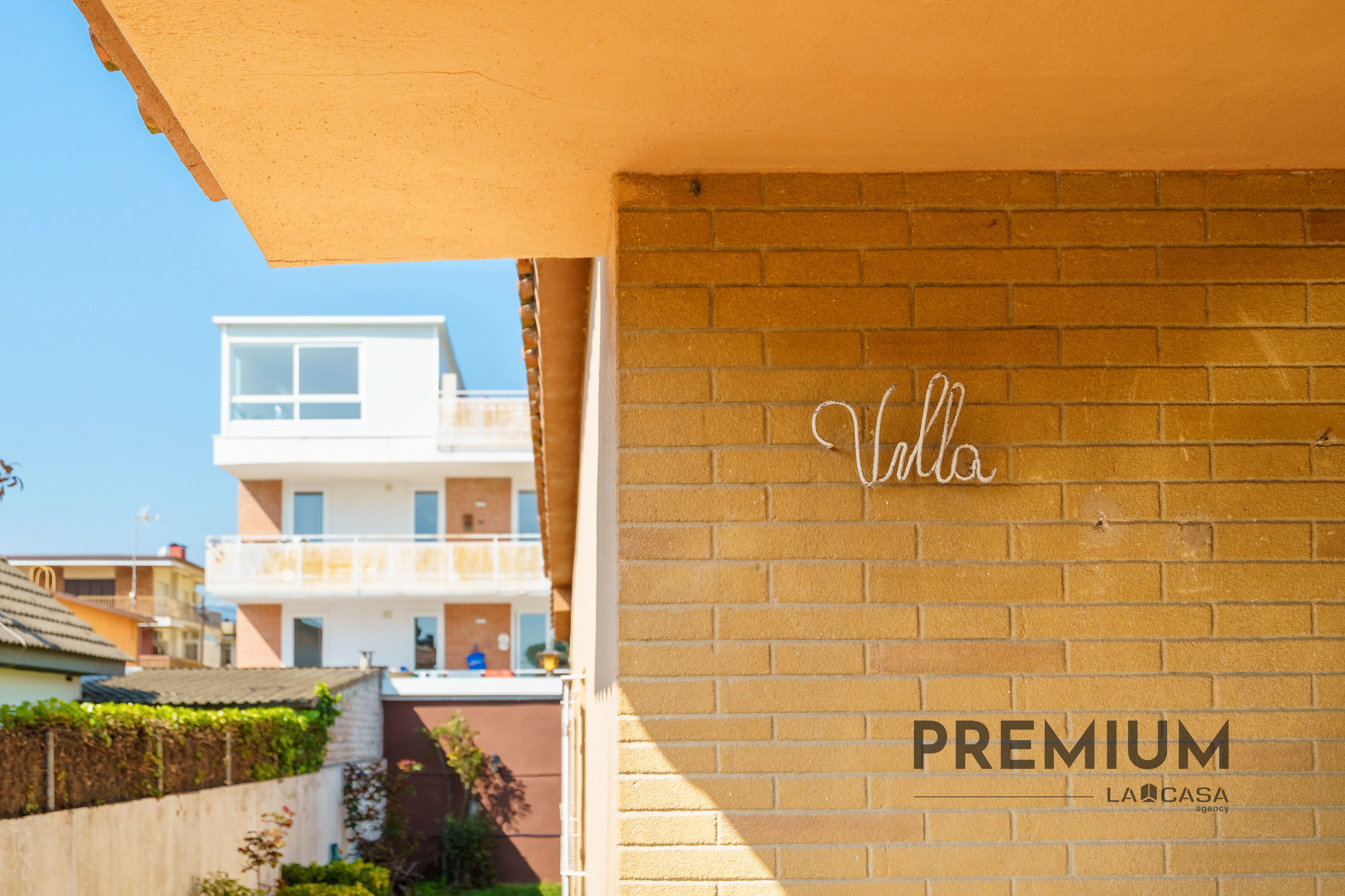 Vista exterior de Casa o xalet en venda en Castelldefels amb Terrassa i Balcó