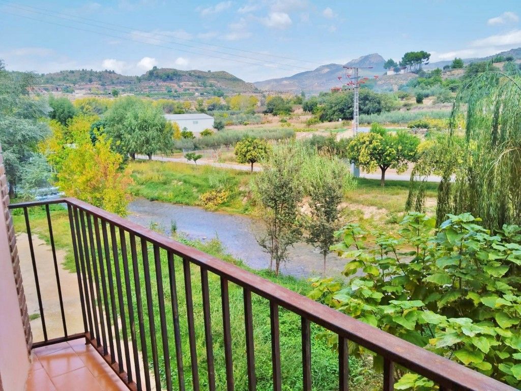 Exterior view of Flat for sale in Calles  with Terrace and Balcony