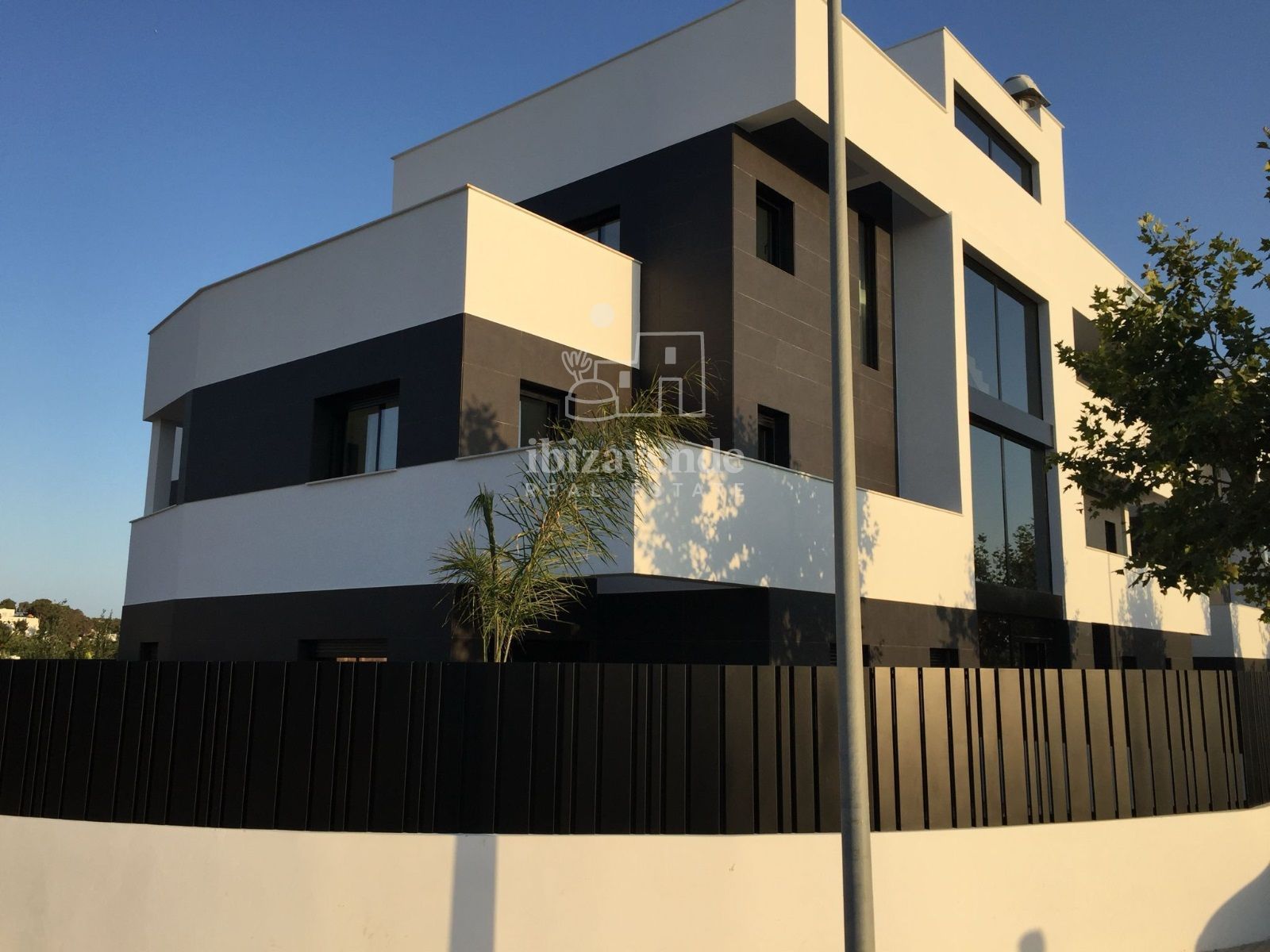 Vista exterior de Pis de lloguer en Santa Eulària des Riu amb Aire condicionat, Calefacció i Jardí privat