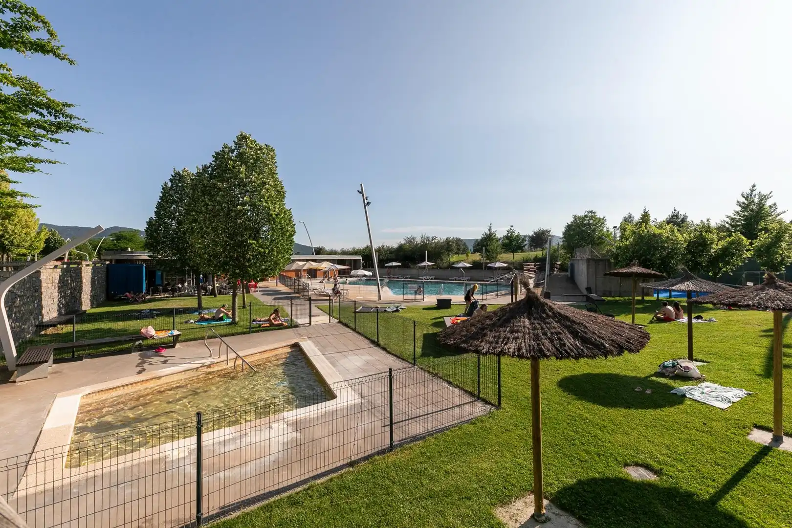Piscina de Pis en venda en Sabiñánigo amb Calefacció, Parquet i Terrassa