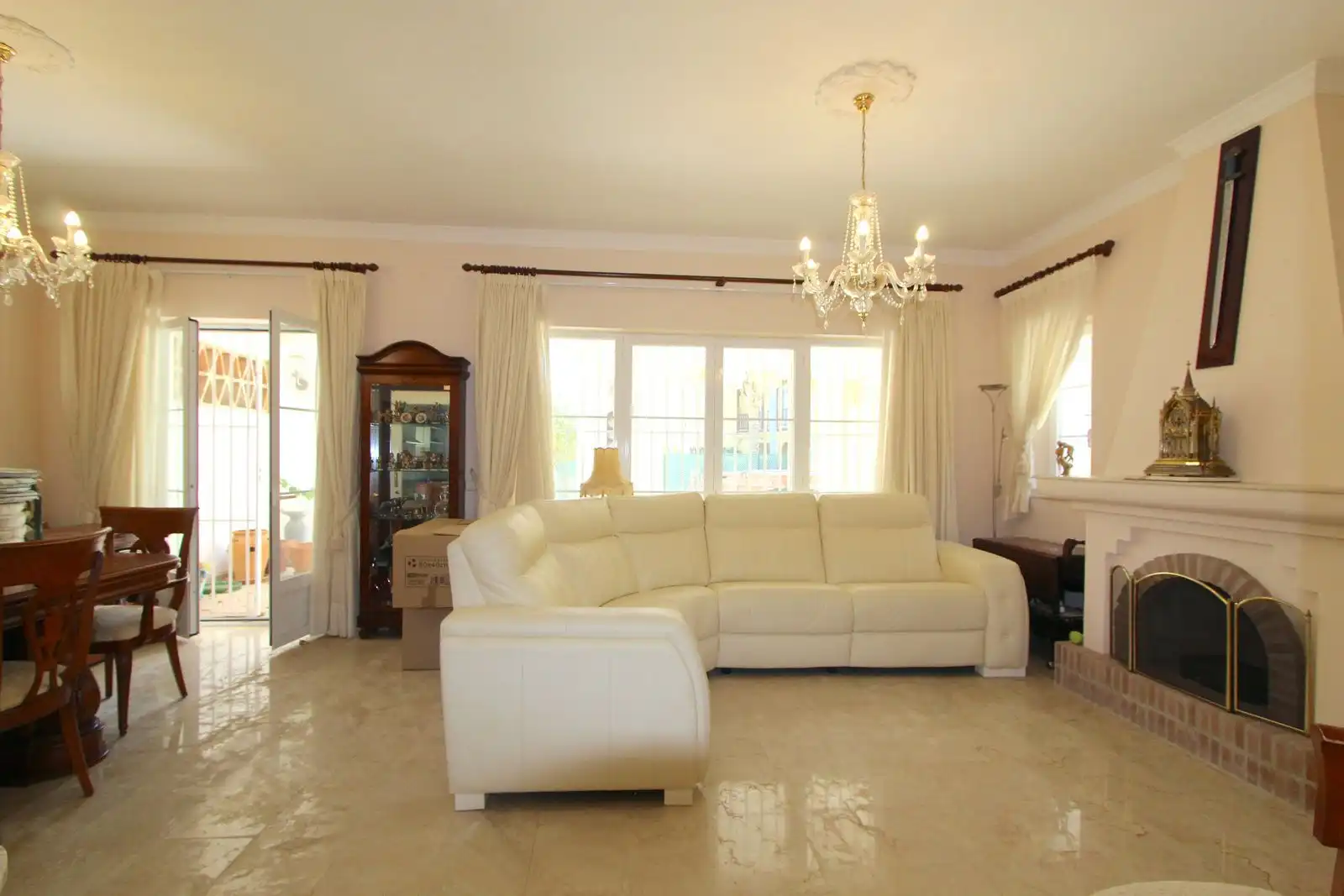 Sala d'estar de Casa adosada en venda en Marbella amb Terrassa, Moblat i Piscina comunitària