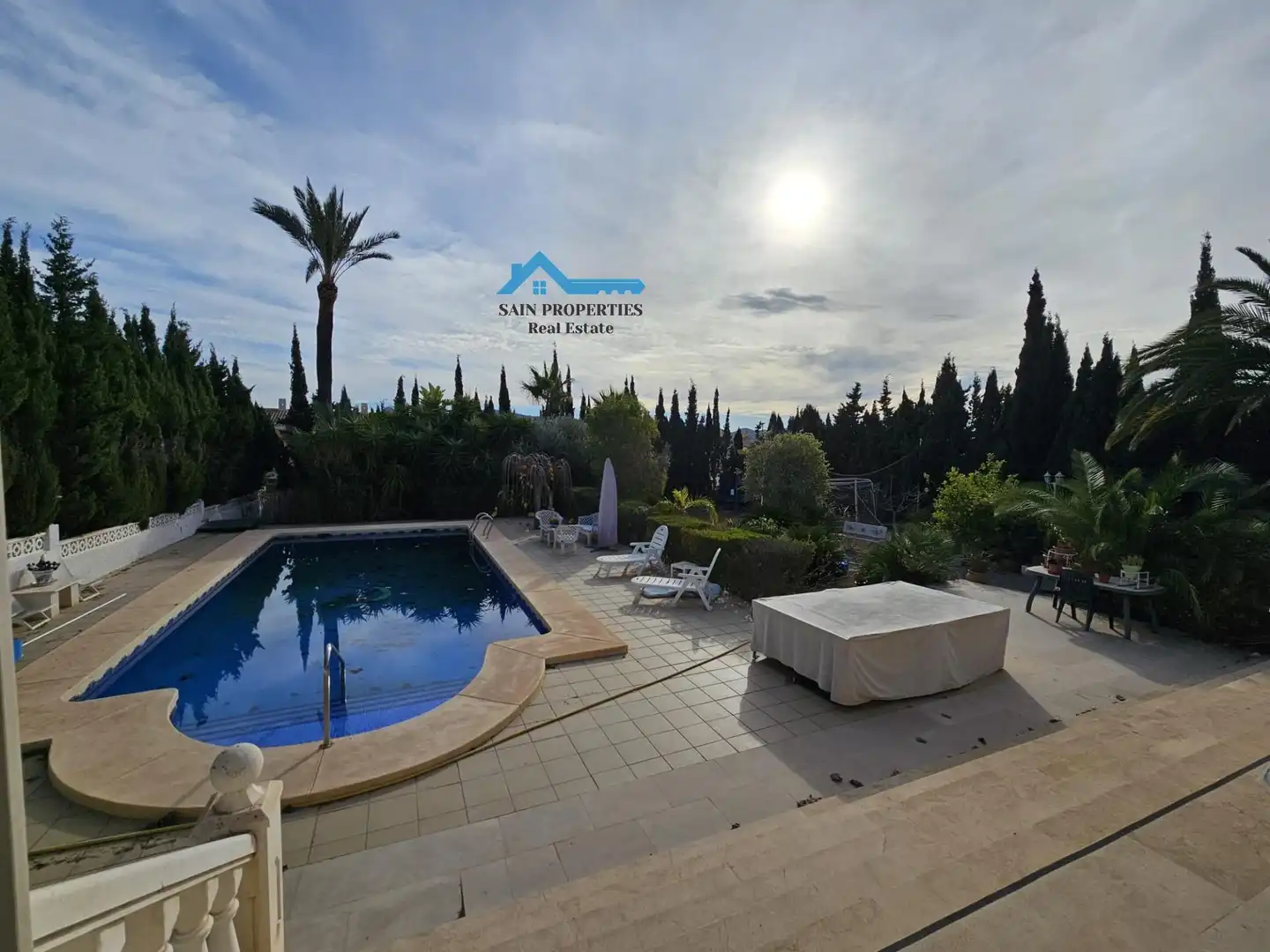 Villa avec piscine à vendre à Escandinavia - Cautivador