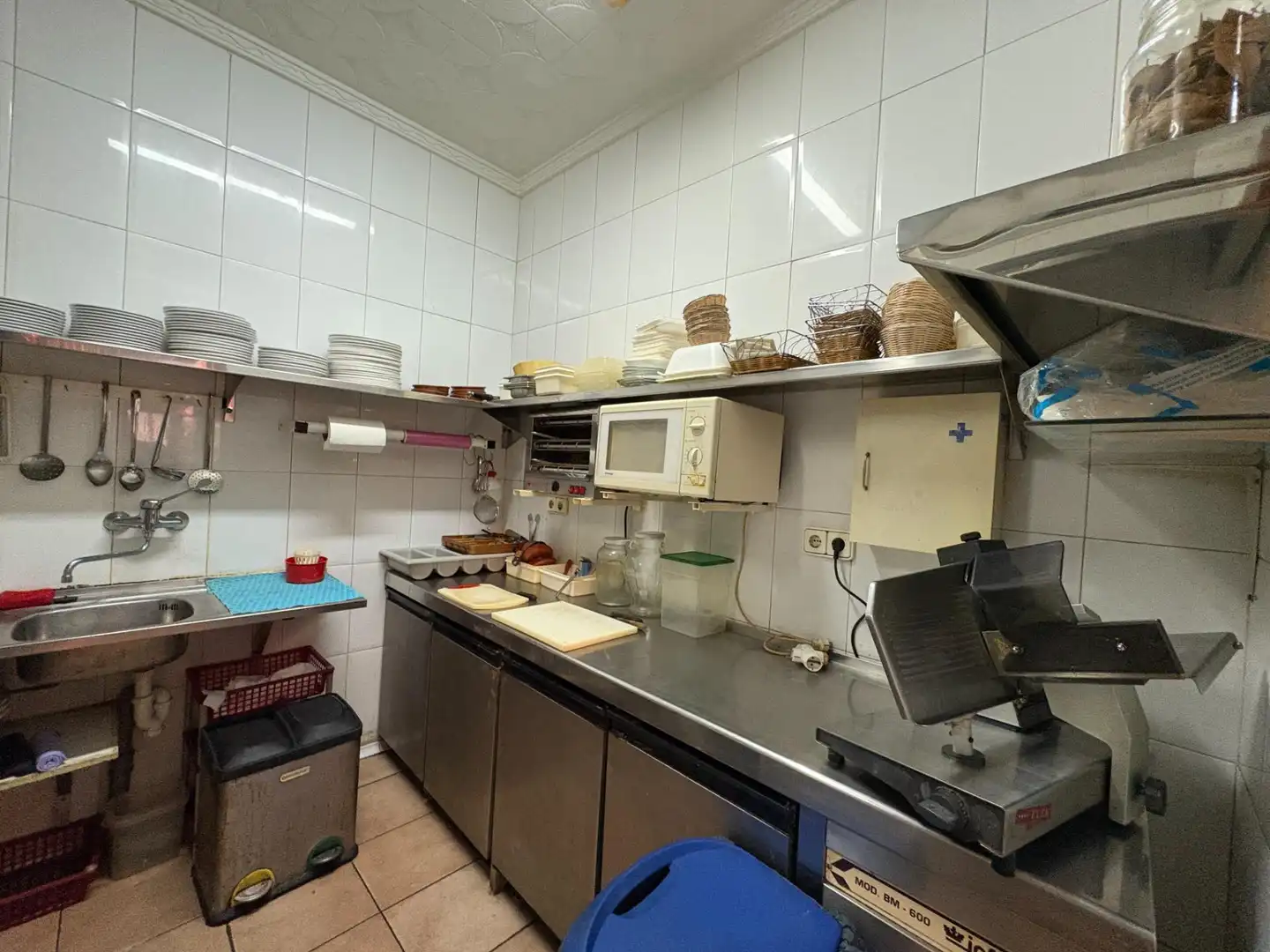 Cuina de Local en venda en Santa Pola amb Aire condicionat, Terrassa i Moblat