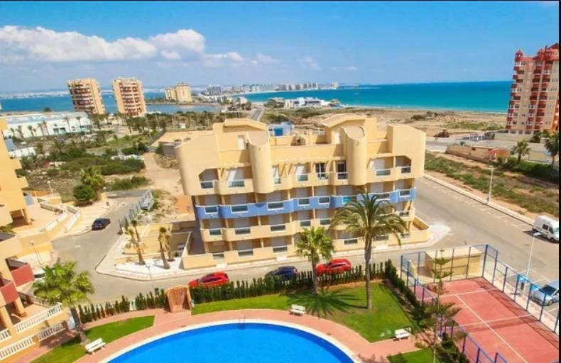 Vista exterior de Ático en venta en La Manga del Mar Menor con Aire acondicionado, Calefacción y Jardín privado
