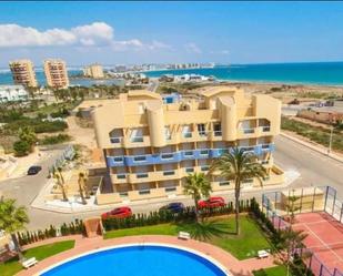 Vista exterior de Àtic en venda en La Manga del Mar Menor amb Aire condicionat, Calefacció i Jardí privat