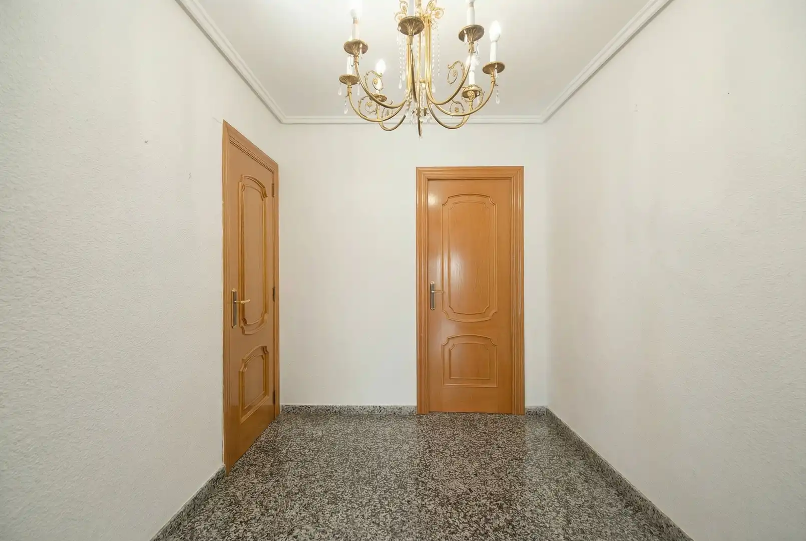 Wohnung zum Verkauf in Valencia mit Klimaanlage, Privatgarten und Abstellraum