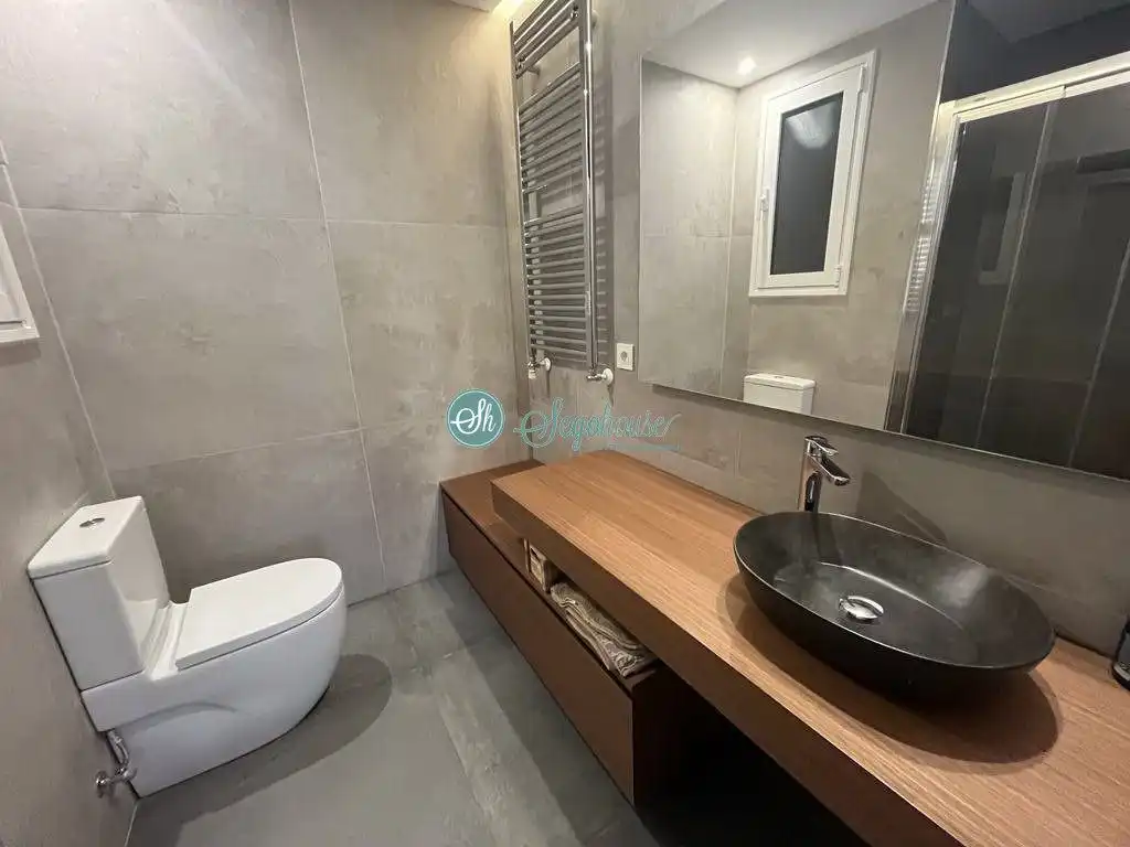 Baño de Piso de alquiler en Segovia con Calefacción, Terraza y Amueblado