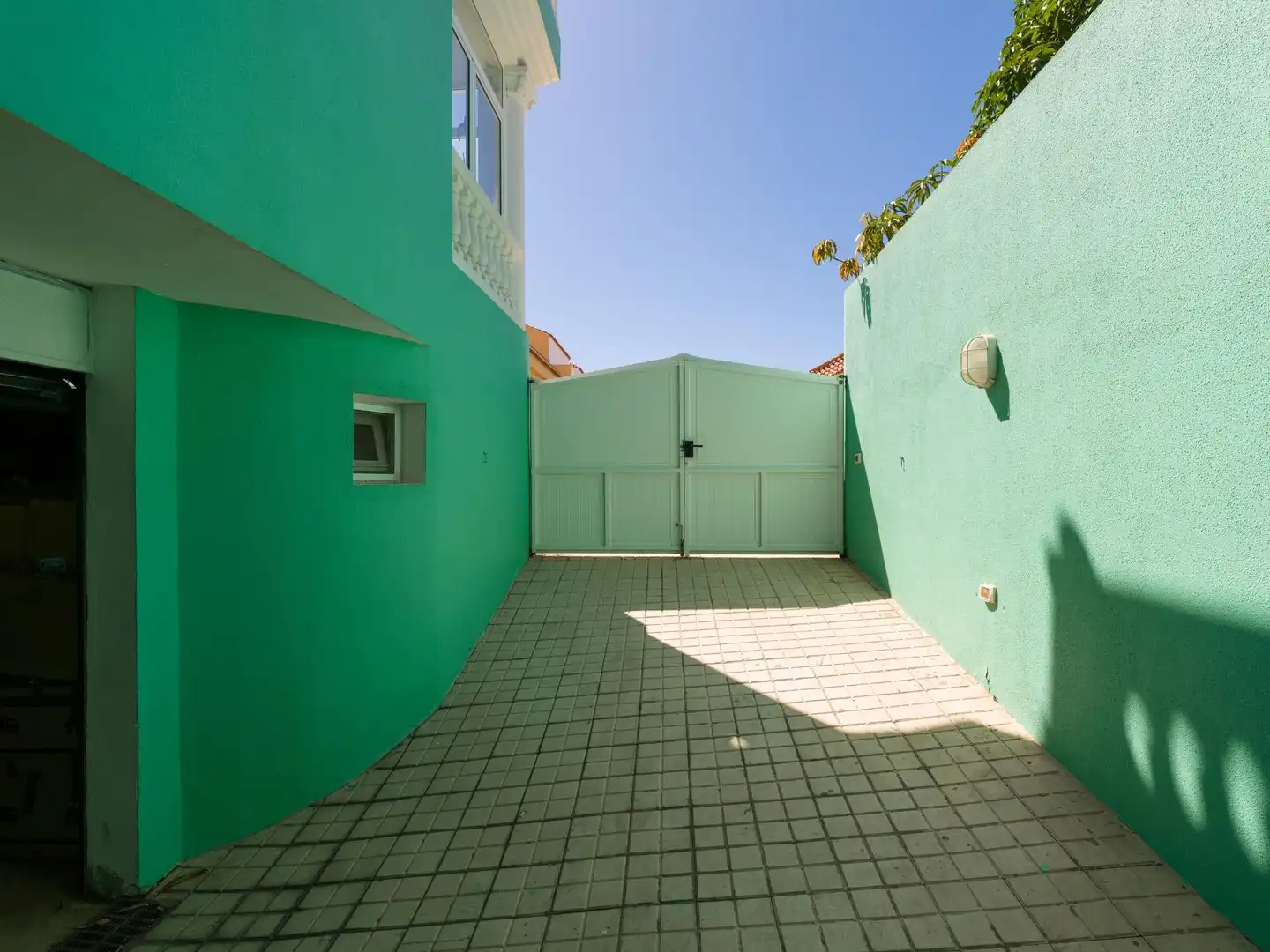 Vista exterior de Casa o xalet en venda en San Bartolomé de Tirajana amb Aire condicionat, Jardí privat i Terrassa