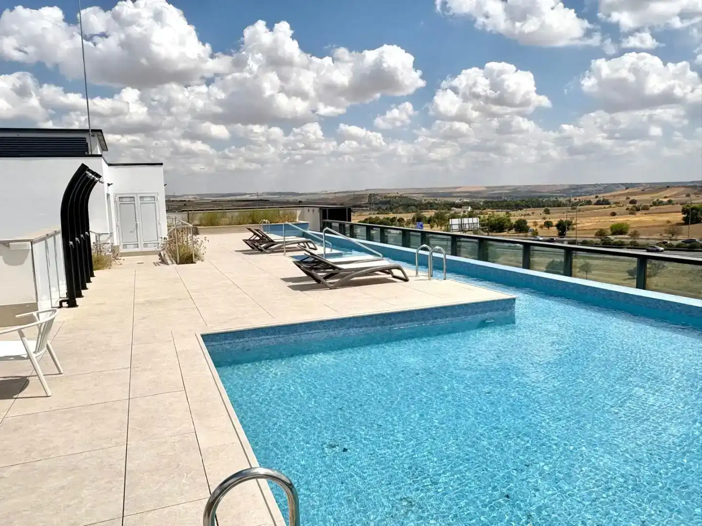 Schwimmbecken von Loft zur Miete in La Moraleja mit Klimaanlage, Schwimmbad und Möbliert