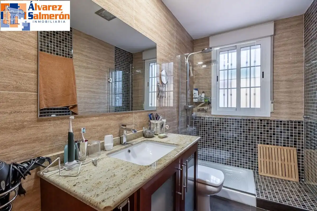 Bathroom of Houses for sale in Granada  with Air Conditioner, Heating and Terrace