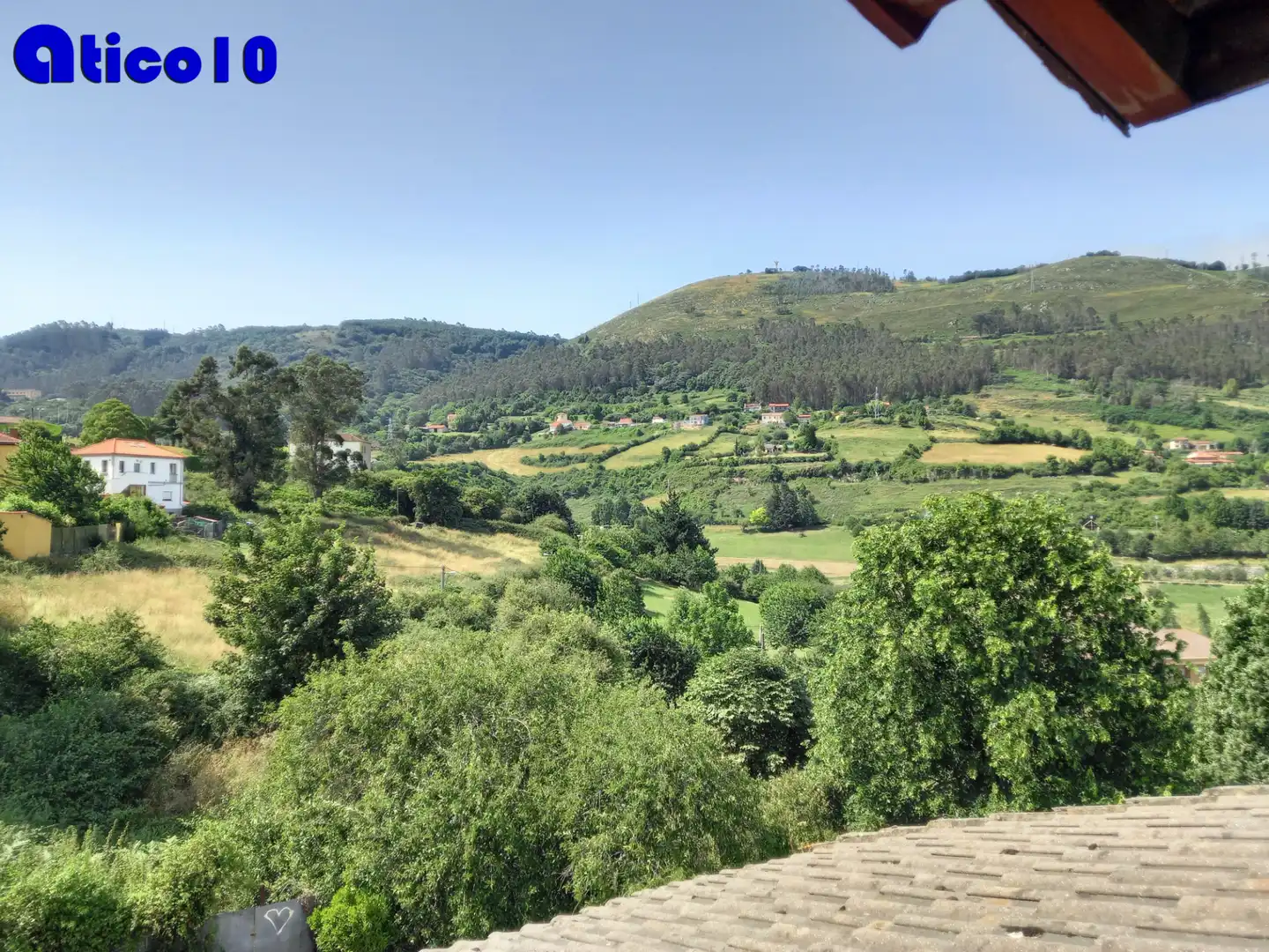 Außenansicht von Einfamilien-Reihenhaus zum Verkauf in Oviedo  mit Heizung, Privatgarten und Parkett
