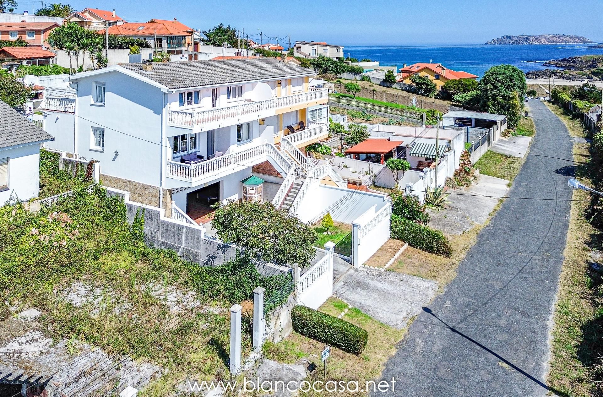 Vista exterior de Casa o xalet en venda en Malpica de Bergantiños amb Calefacció, Jardí privat i Terrassa
