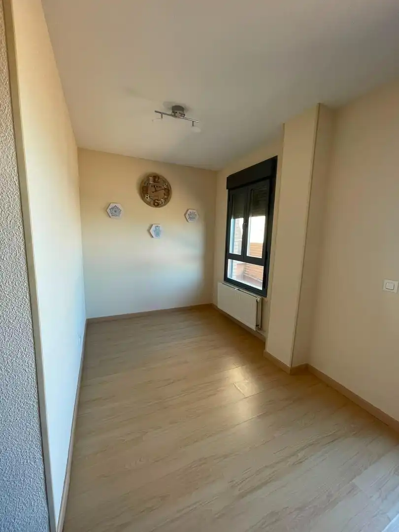 Schlafzimmer von Dachboden zur Miete in El Molar (Madrid) mit Heizung, Terrasse und Balkon