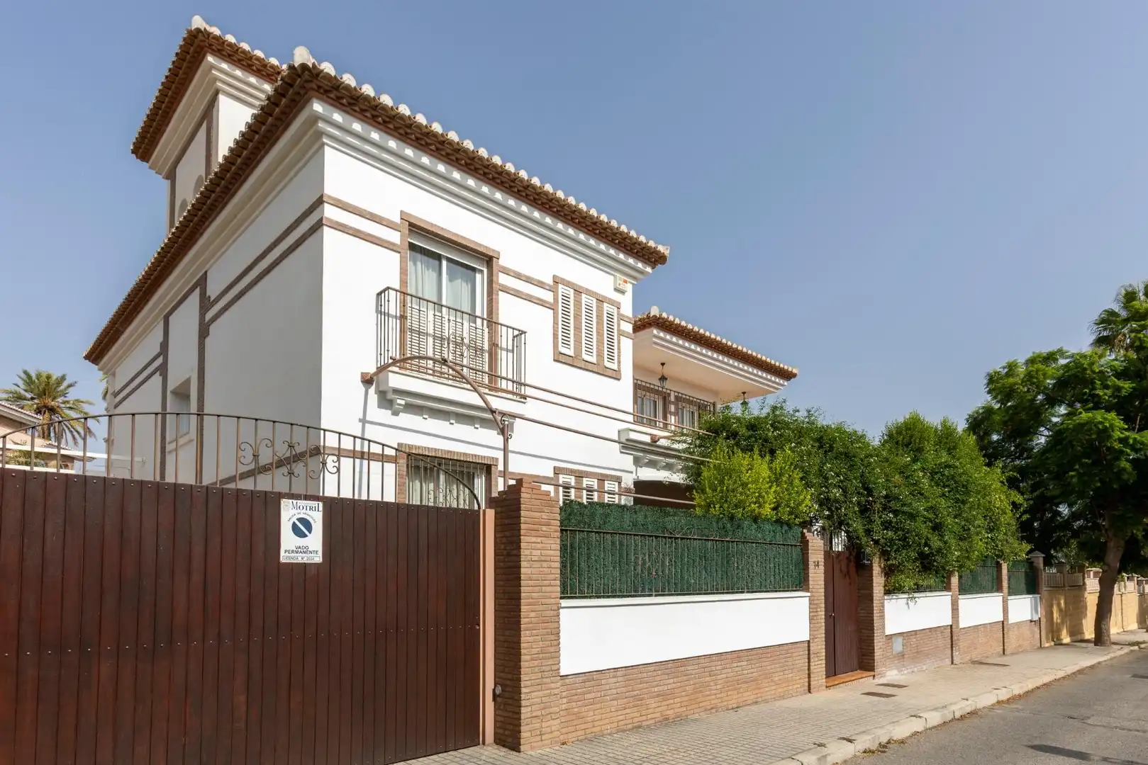 Vista exterior de Casa o xalet en venda en Motril amb Calefacció, Jardí privat i Terrassa