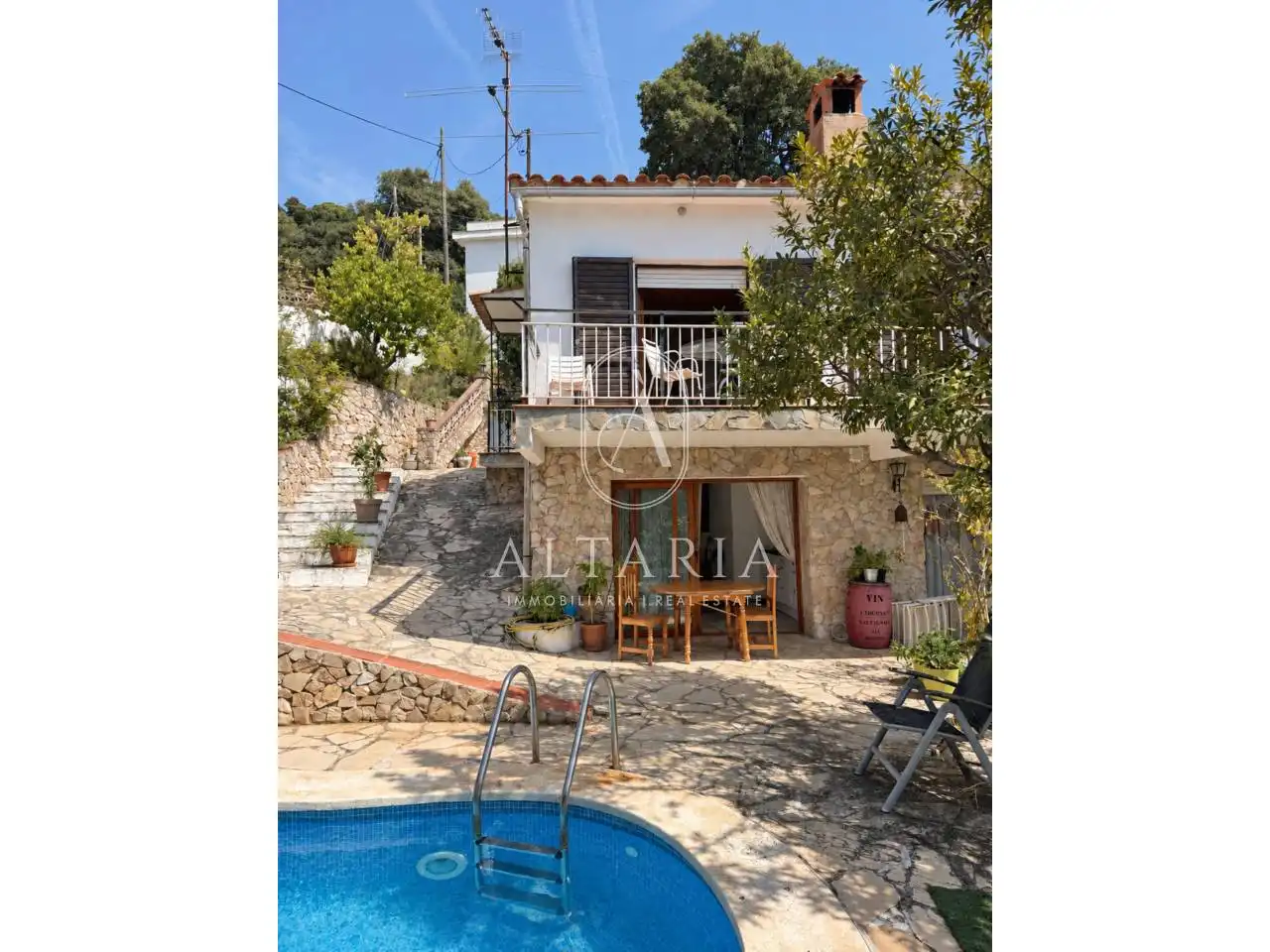 Vista exterior de Finca rústica en venda en Pineda de Mar amb Jardí privat, Piscina i Alarma