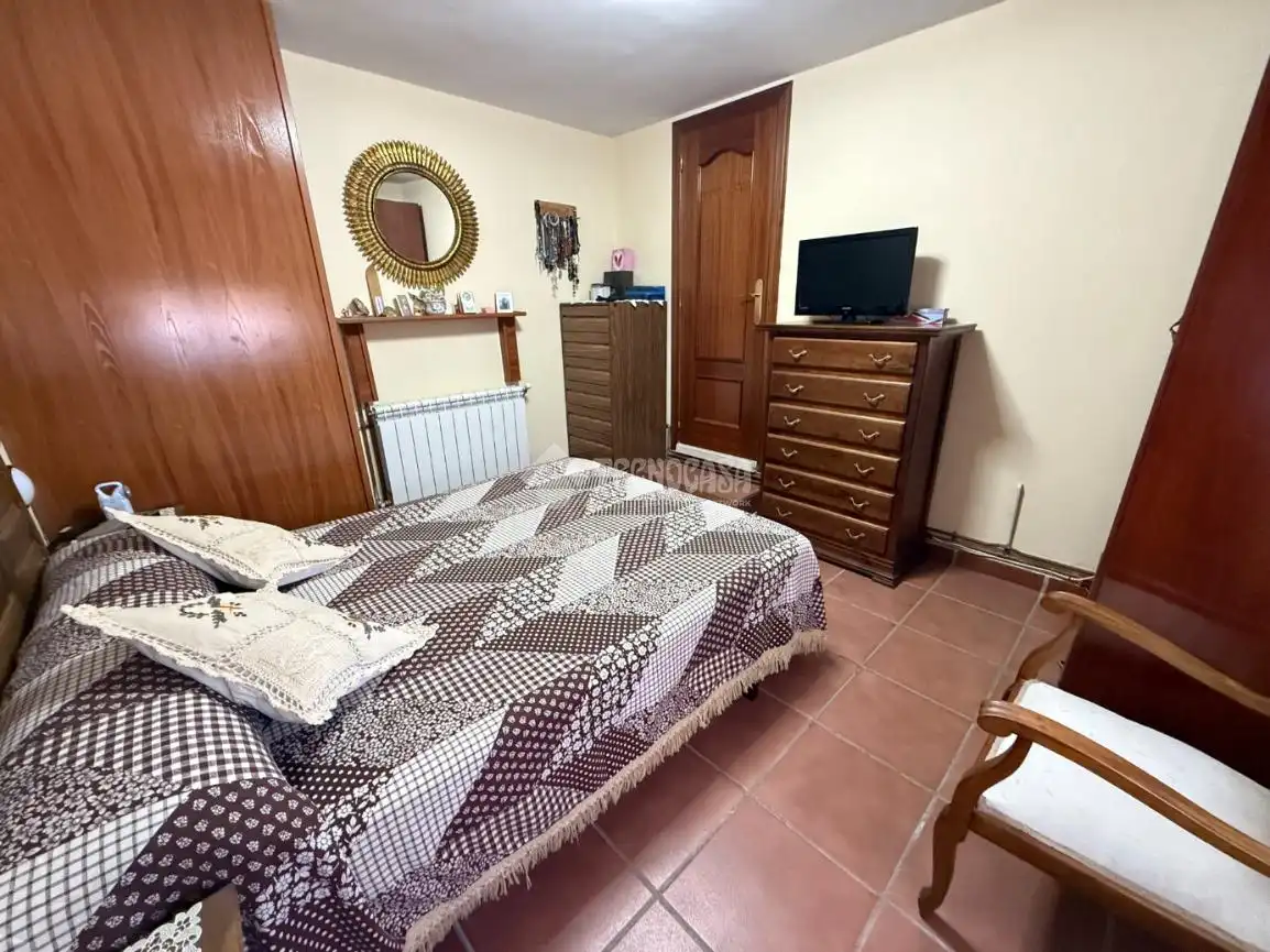 Habitación de Casa adosada en venta en Lucillos con Aire acondicionado y Calefacción